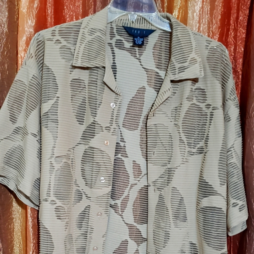 Previously loved men short sleeve XL button down shirt